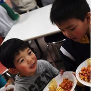 Two students eating image